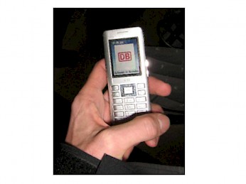 Das Handy eines Bewerbers mit dem frisch gedownloadeten DB Hintergrundslogo